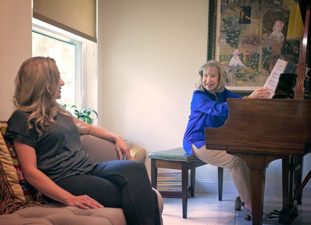 Leslie and Lindsey at Piano Leslie Glass at the piano with Lindsey Glass